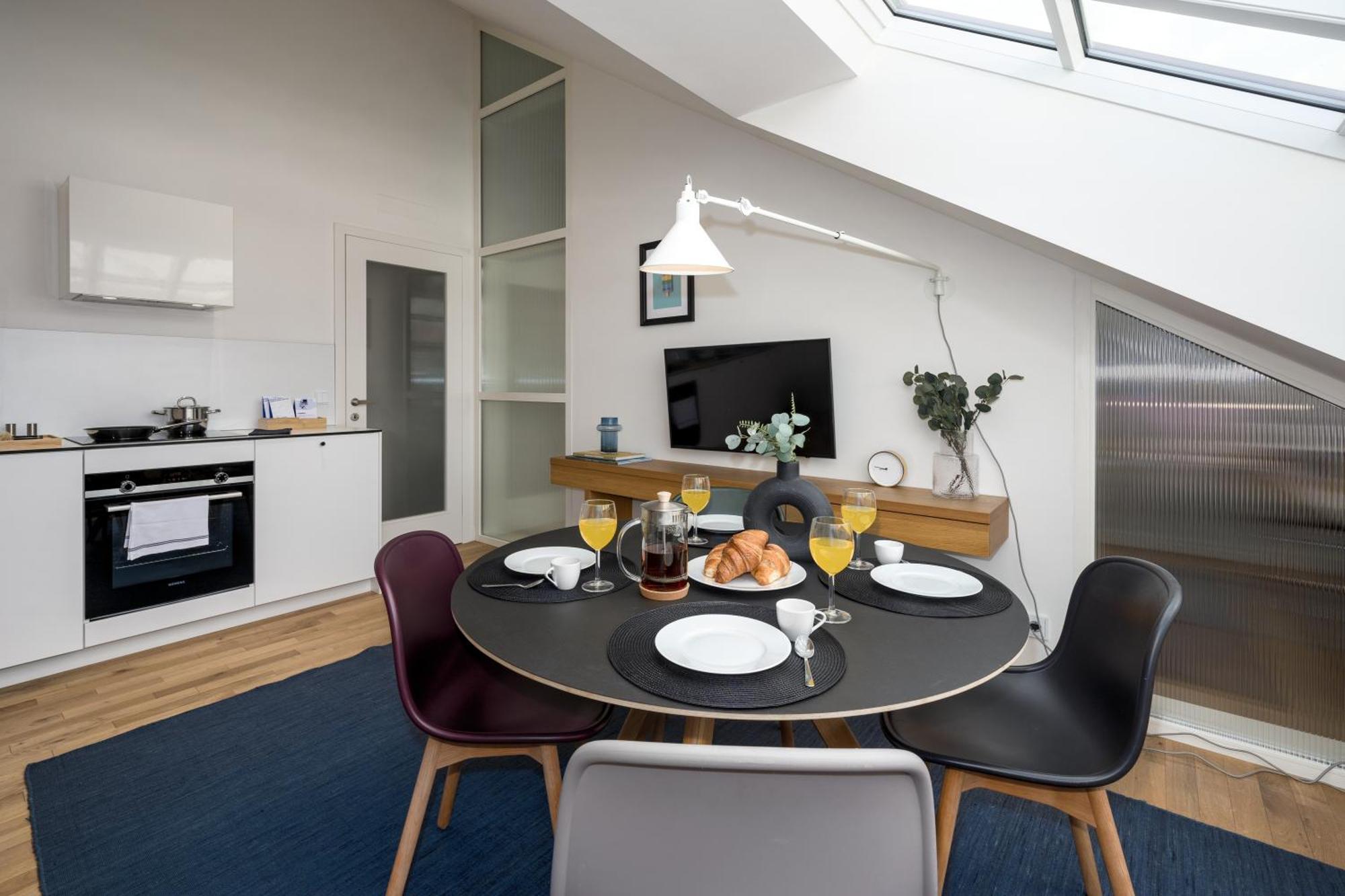 Апартаменти Days - Attic - Workspace - 100 Mbps Wi-fi - Park Nearby